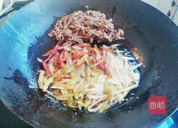 Illustration of how to make shredded beef with pickled pepper 5