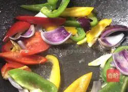 Illustration of how to stir-fry fresh squid with colored pepper 4