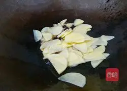 Illustration of how to make black soy onion and potato slices 6