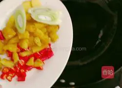 Illustration of how to make fat beef with enoki mushrooms in sour soup 3