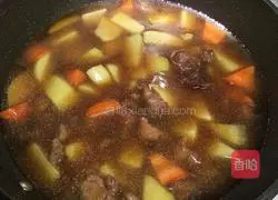 Illustration of how to make braised pork with potatoes 6