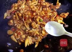 Illustration of how to make spicy stir-fried clams 8