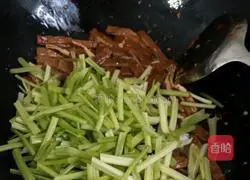 Illustration of how to stir-fry Hunan dried celery with small celery 6