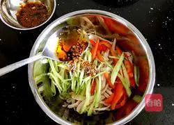 Illustration of how to make strange-flavored chicken shredded cold noodles 12