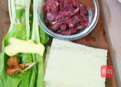 Illustration of how to make scallion-flavored beef noodles 1