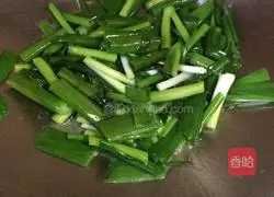 onion Illustration of how to make fried sea cucumber 7