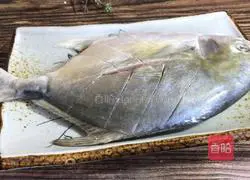 Steamed golden pomfret Illustration of how to do it 1