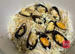 Illustration of braised mussels and enoki mushrooms 7