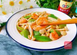 Illustration of how to stir-fry white jade mushrooms with shrimps and loofah 13