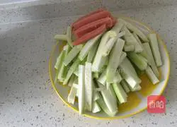 Fried spaghetti with loofah, ham and eggs Illustration of how to do it 5