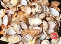 Doubanjiang Illustration of how to make stir-fried flower armor 15