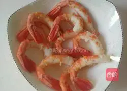 Illustration of how to make golden anchovy shrimp 2