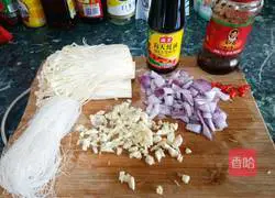 Illustration of how to make home-made flower nail powder 2