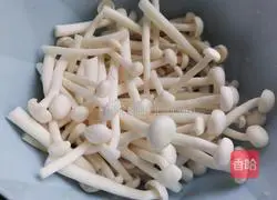 Illustration of how to stir-fry white jade mushrooms with shrimps and loofah 4