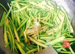 How to stir-fry small crispy pork slices with celery Illustration 8