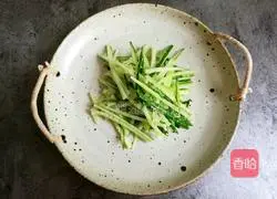 Illustration of how to make garlic white meat 6