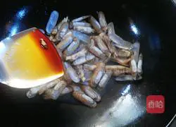 Illustration of how to cook razor clams in sauce 4