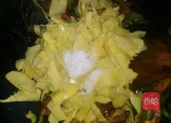 Illustration of how to cook twice-cooked pork with bamboo shoots 14