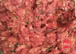 Illustration of how to make carrot meat rolls 3