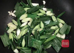 Illustration of how to make stir-fried flower armor 4