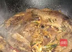 Illustration of how to make spicy crucian carp 8