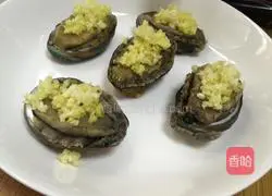 Illustration of how to make steamed abalone with vermicelli 6