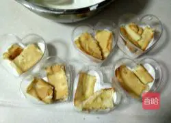 Illustration of how to make the ocean mousse cup 4