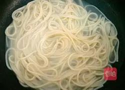 Illustration of how to make creamy bacon pasta 7