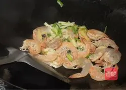 Illustration of how to make salt and pepper shrimp 4