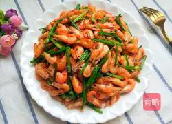 Illustration of how to stir-fry river shrimps with chives and moss 13