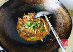 Illustration of how to cook small crucian carp with bean paste 10