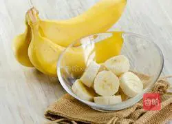 Illustration of how to make banana and kiwi mousse 2