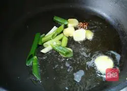 Illustration of how to cook pork ribs with small potatoes 2