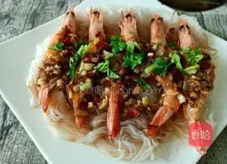 Illustration of how to steam shrimps with garlic vermicelli 15