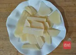 Fruit, Potato and Shrimp Salad (Illustration of tips on how to make eggs without cracking 1