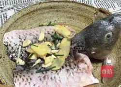 Illustration of how to make steamed carp eggs 3