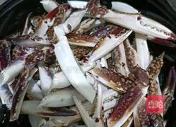 Hunan-style Illustration of how to make aftertaste crab claws 1