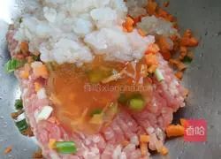 Illustration of how to make cabbage rolls 1