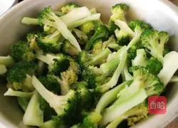 Fresh shrimps and broccoli Illustration of how to make flowers 2