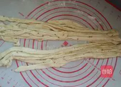 Illustration of how to make salt and pepper hand-pulled biscuits 5