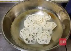 Illustration of how to make lotus pond stir-fry 2