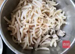 Illustration of how to make lean pork rind jelly 2