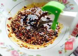 Illustration of how to make garlic white meat 8