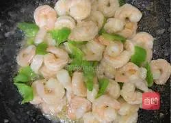 Illustration of how to stir-fry shrimps with green peppers 3