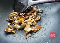 Illustration of how to make fried snow peas with duck kidney 4