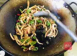 Illustration of how to make shredded squid with pickled pepper 13