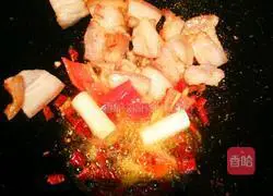 Illustration of how to cook twice-cooked pork with green onions 8