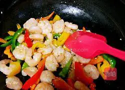 Illustration of how to stir-fry shrimps with colored peppers 20