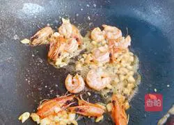 Illustration of how to stir-fry white jade mushrooms with shrimps and loofah 7