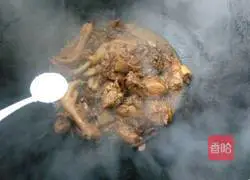 Illustration of chicken stewed with mushrooms 11